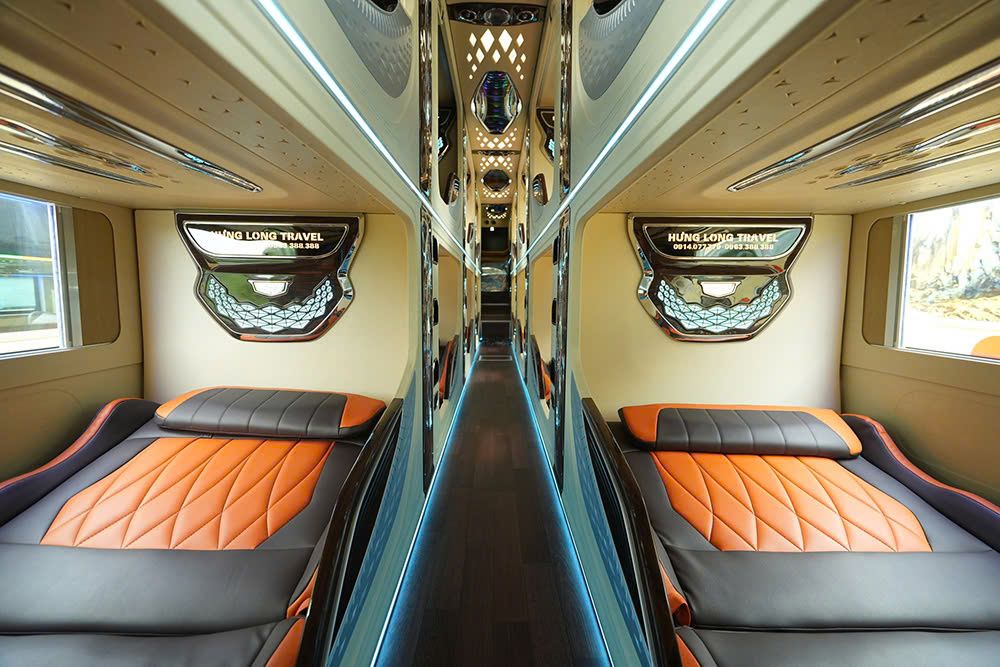Các cabin VIP bố trí dọc hai bên xe của Xe Hưng Long