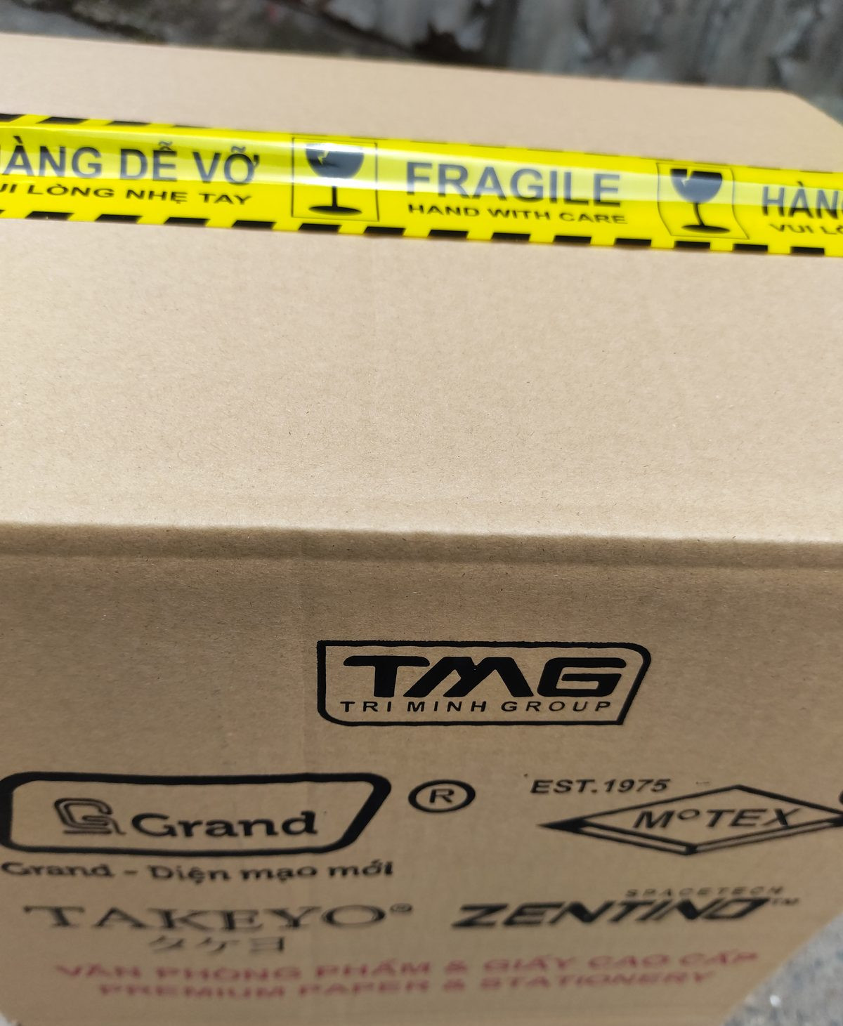 Băng dính cảnh báo hàng dễ vỡ được dán trên thùng carton