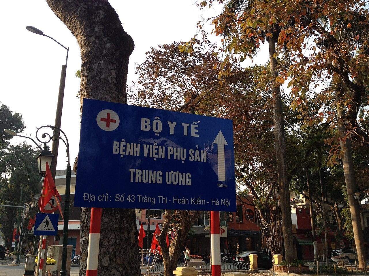 Biển chỉ dẫn Bệnh viện Phụ sản Trung ương trên phố Tràng Thi tại Hà Nội