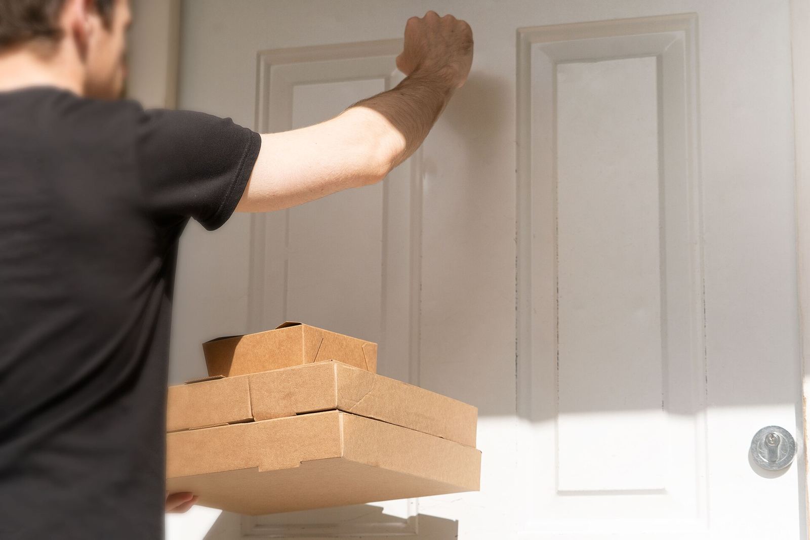 Người giao hàng mang nhiều hộp carton đến trước cửa