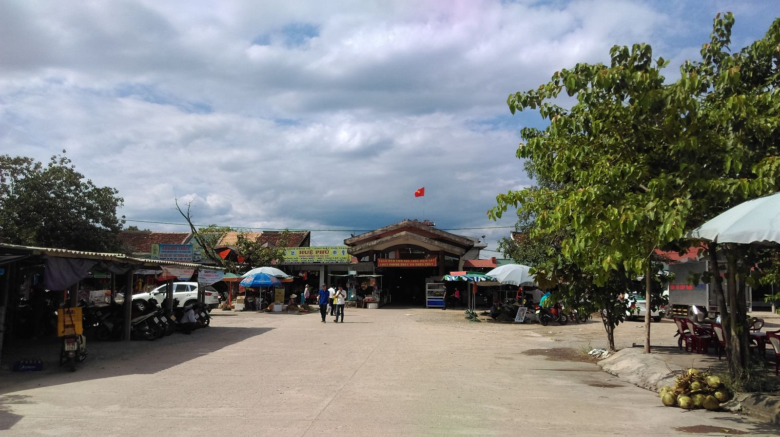 Chợ Ba Đồn nhìn từ phía đường giao thông khu vực trung tâm
