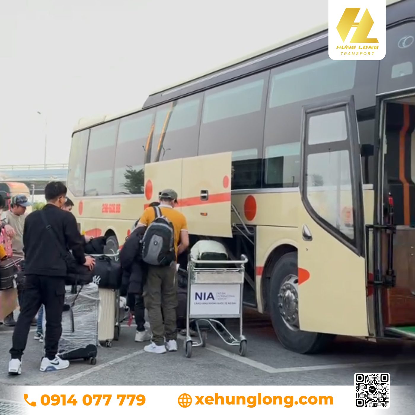 Hành khách chuẩn bị lên xe Hưng Long tại khu vực sân bay Nội Bài