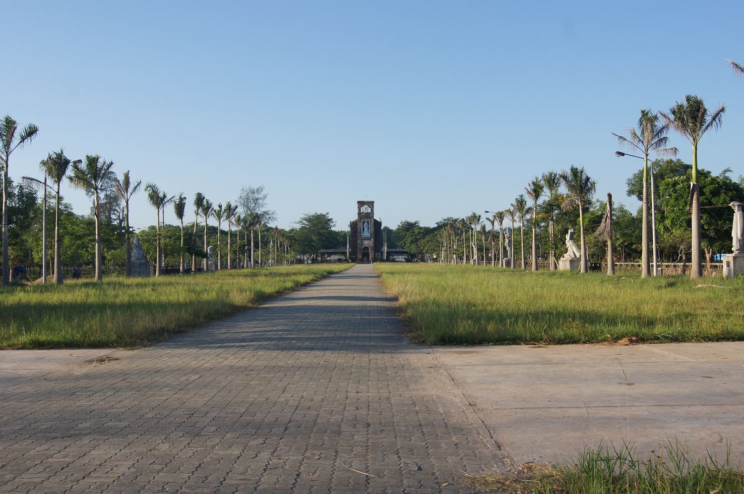 Quảng trường Thánh địa La Vang nhìn về tháp chuông cũ