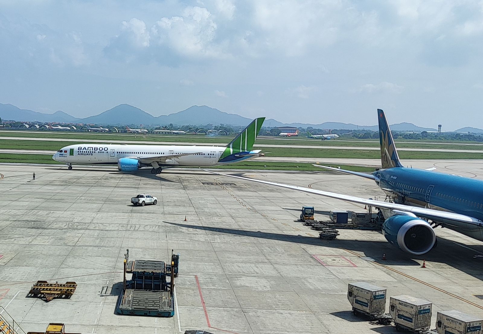 Máy bay tại sân bay quốc tế Nội Bài