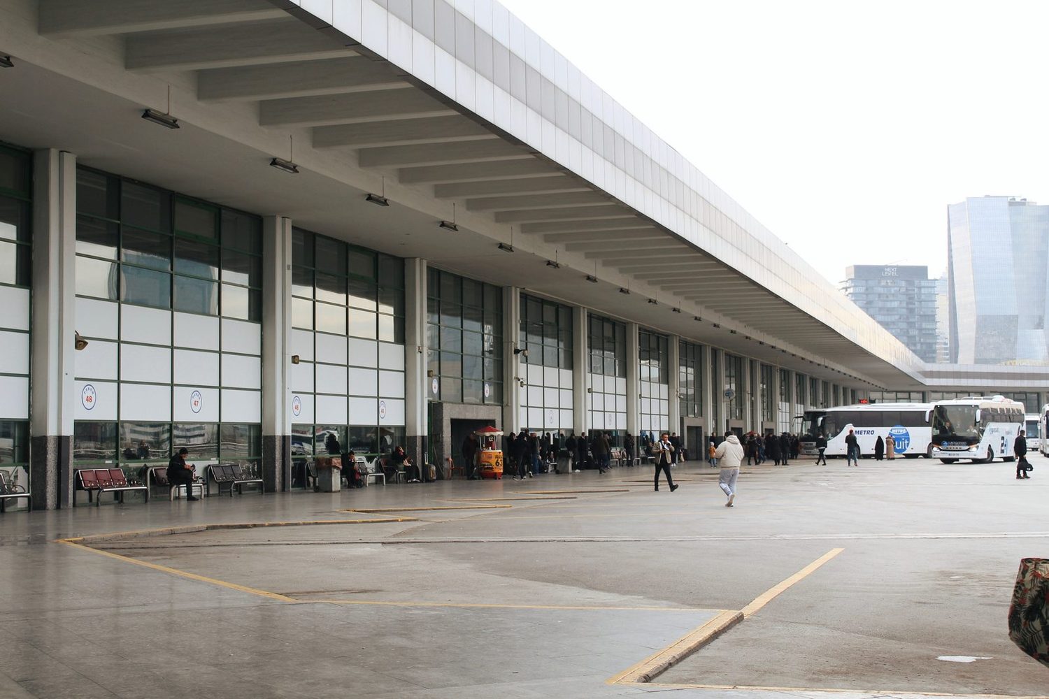 Hành khách chờ xe tại khu vực bến