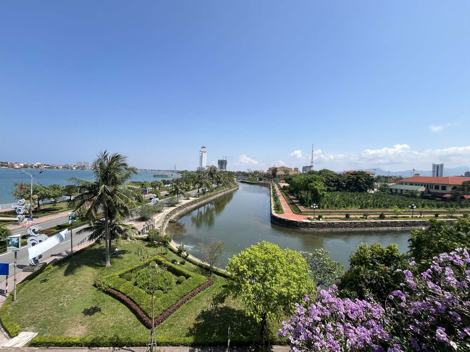 Đô thị Đồng Hới nhìn từ trên cao bên dòng sông