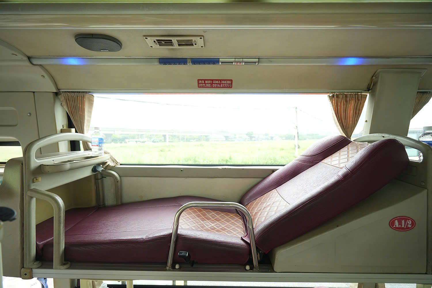 Một giường nằm cạnh cửa sổ trên xe 38–40 giường của Xe Hưng Long