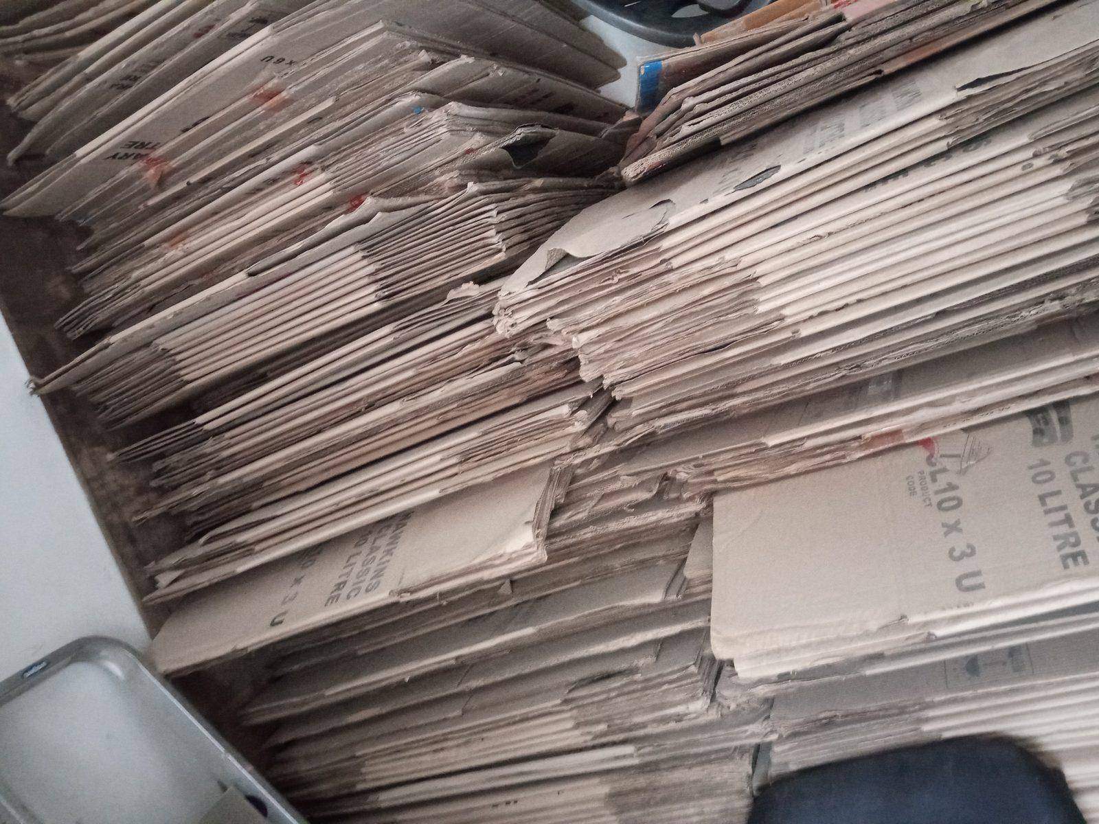 Nhiều tấm carton được chuẩn bị làm vật liệu đóng gói