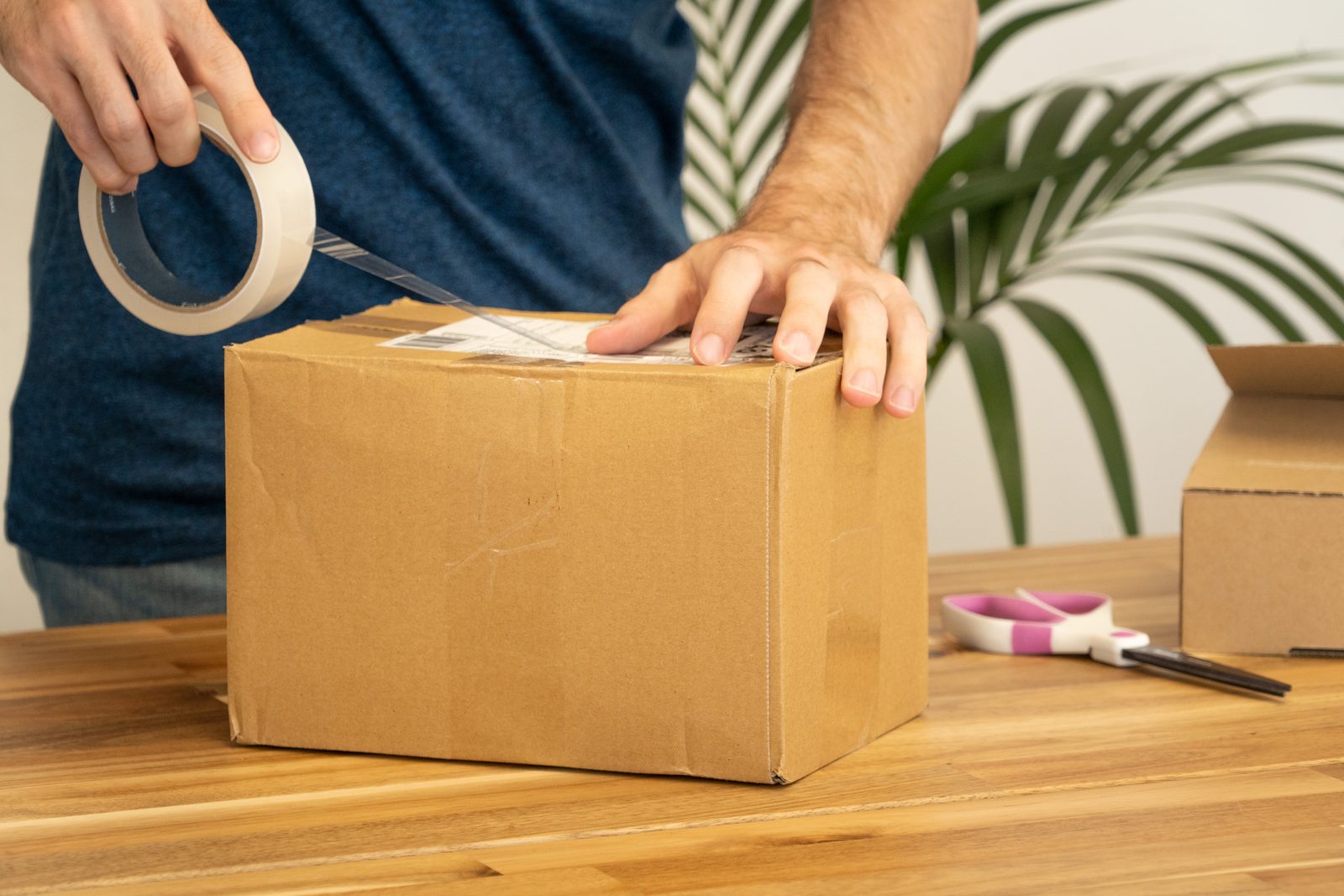 Người gửi dán kín nhãn thông tin trên thùng carton